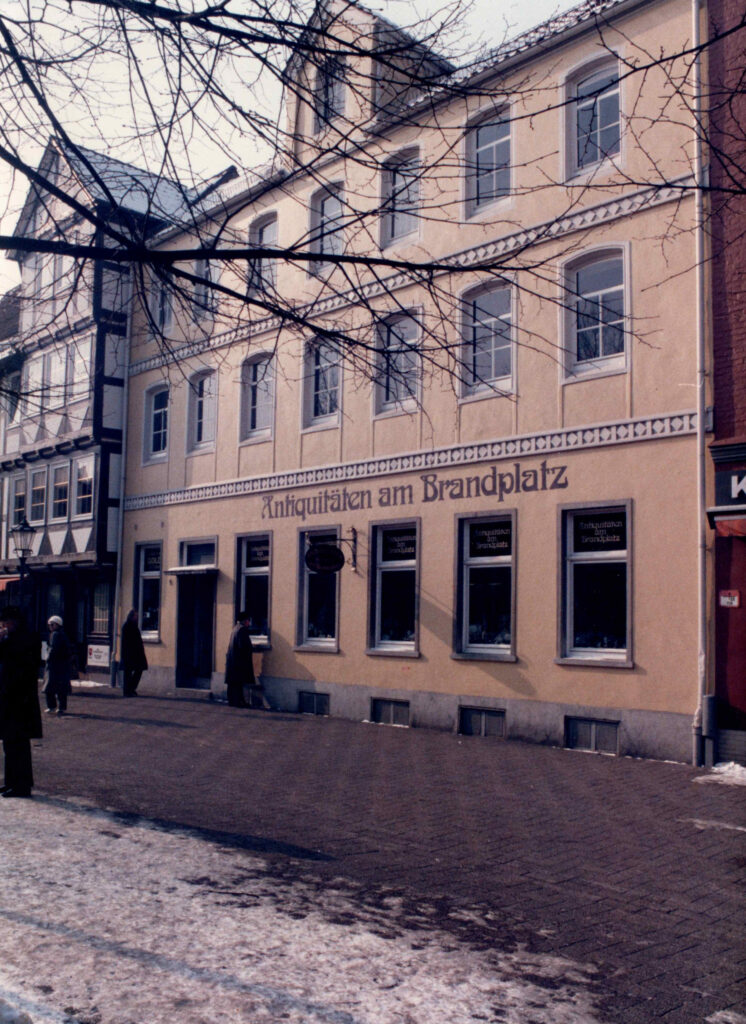 Außenansicht des Familiengeschäfts „Antiquitäten am Brandplatz“ in Celle