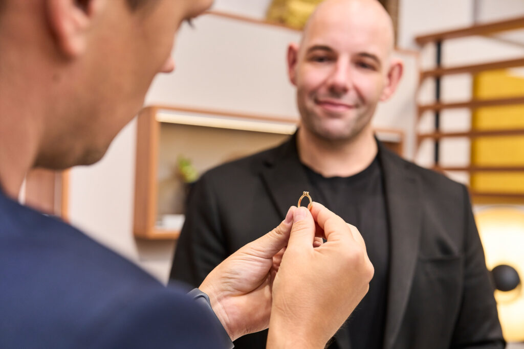 Philip Lewitzki präsentiert verschiedene Ringmodelle während einer persönlichen Beratung bei Vom Feinsten.