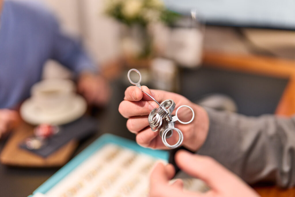Die passende Ringgröße wird während der Trauringberatung mit professionellen Ringmaßen ermittelt.