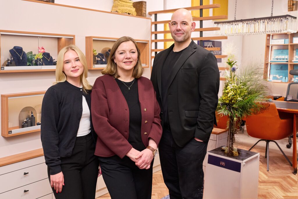Das Team von Vom Feinsten im Ladengeschäft in Buxtehude – persönliche Beratung rund um Trauringe, Verlobungsringe und Schmuck.