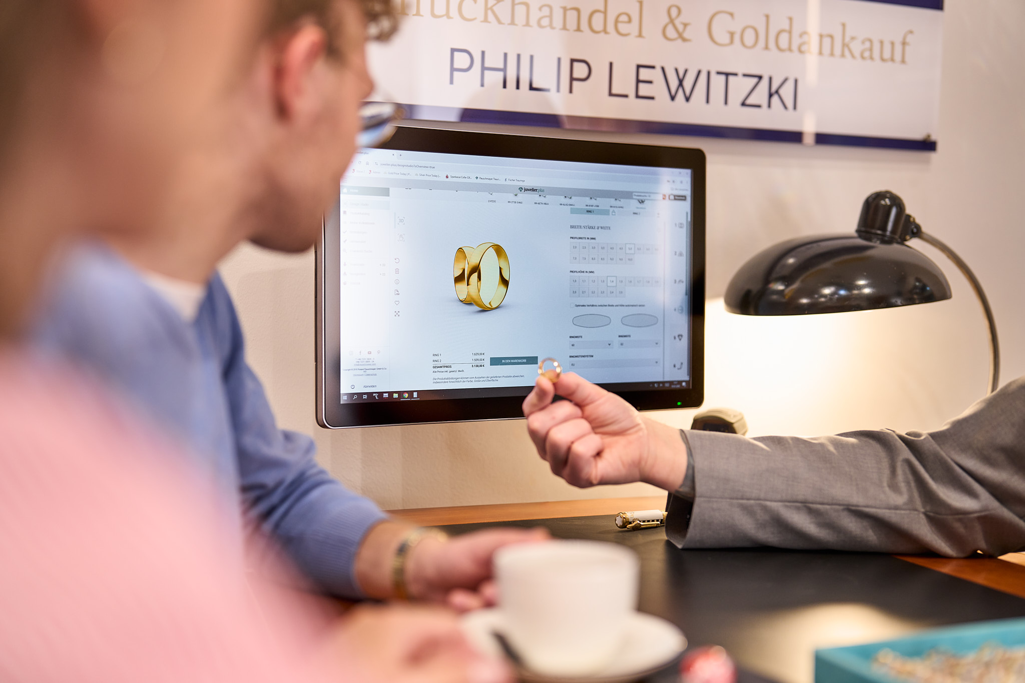 Gemeinsam werden Trauringe individuell am Bildschirm konfiguriert und mit verschiedenen Varianten verglichen.